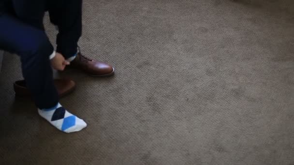 Homem amarrando sapatos de couro de patente curativo formal e festivo
. - Filmagem, Vídeo