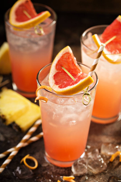 Grapefruit and pineapple cocktail - Foto, afbeelding