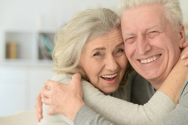 Крупный план счастливой пожилой пары, смеющейся над домом
 - Фото, изображение