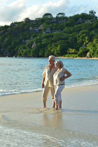 Couple âgé courant sur la plage
 - Photo, image