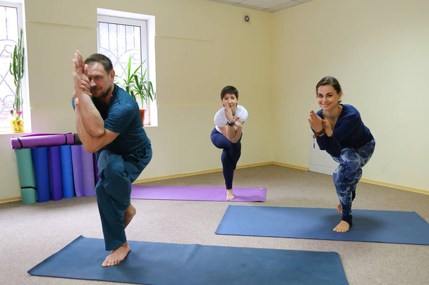 Jeune femme yoga formateur enseigne le garçon et la fille à faire l'exer
 - Photo, image