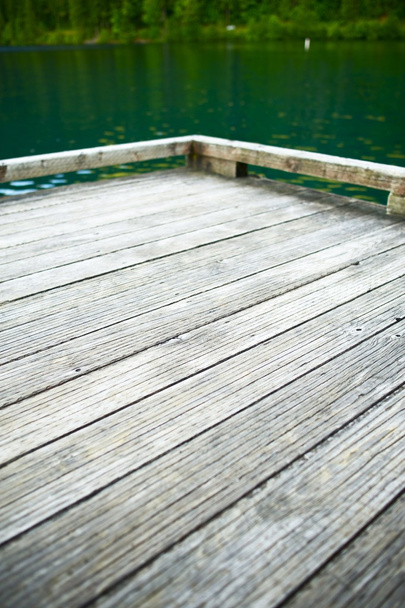 Doca de madeira no lago
 - Foto, Imagem
