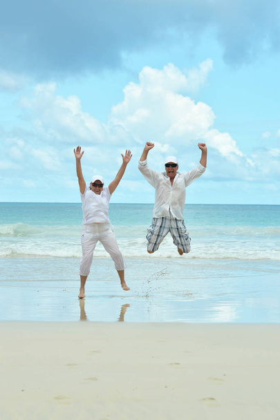idős házaspár, futás-ra beach - Fotó, kép