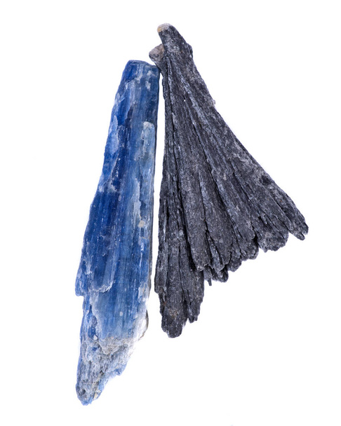 Goed gedefinieerde zwarte kyaniet fan en halfdoorzichtige gem kwaliteit blauwe kyaniet blade uit Brazilië, geïsoleerd op witte achtergrond  - Foto, afbeelding