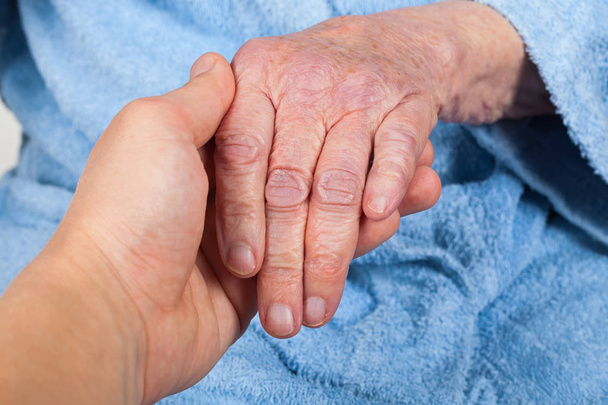 Senior vrouw de hand te houden - Foto, afbeelding