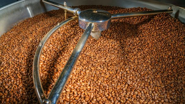 Coffee roasting machine mixing beans - Foto, Bild