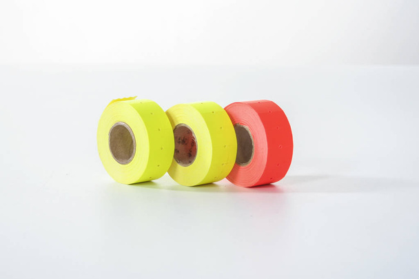 pegatinas comerciales de colores en los rodillos. cinta doble escocesa
. - Foto, imagen