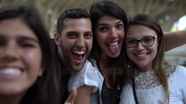 Amigos tomando un selfie en Mercado Municipal en Sao Paulo, Brasil - Camera POV
 - Metraje, vídeo