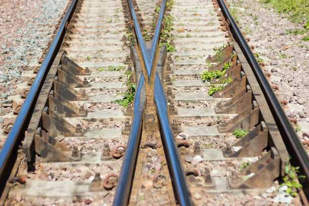 torów kolejowych, linii przekraczania torów kolejowych na kamienne podłoże Tajlandia Bangkok  - Zdjęcie, obraz