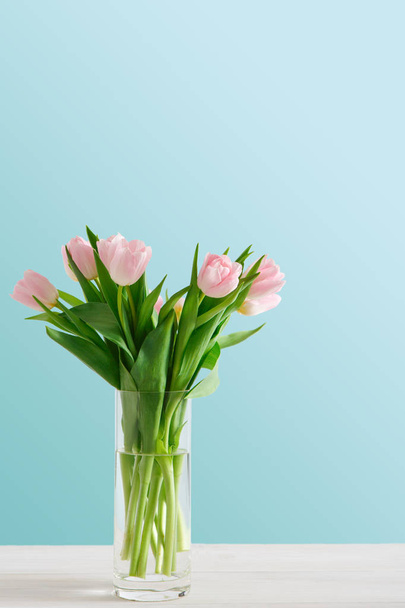 Pink tulips bouquet on blue background - Foto, imagen