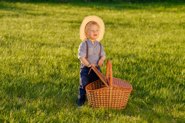 Retrato de niño pequeño al aire libre
 - Foto, Imagen