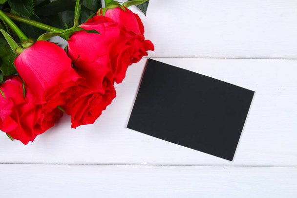 本文空白黒板とピンクのバラ。テキストのためのスペースにコピーします。3 月 8 日の母の日、バレンタインの日のテンプレート. - 写真・画像