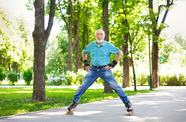 年配の男性ローラー屋外スケート - 写真・画像