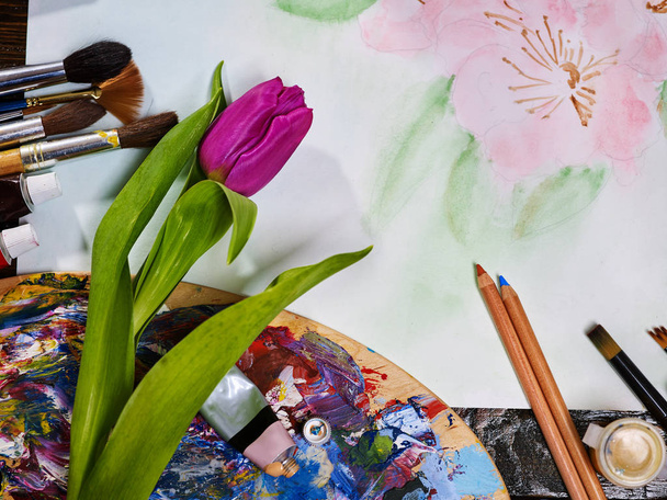 Аутентичные кисти натюрморт жизнь на столе в художественном классе школы
. - Фото, изображение