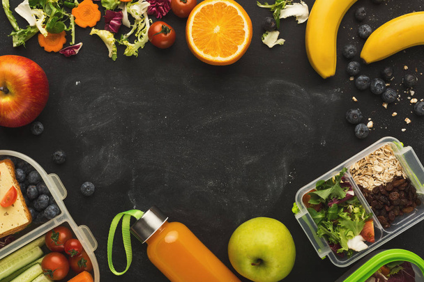 Groenten en fruit assortiment op zwarte achtergrond met kopie ruimte - Foto, afbeelding