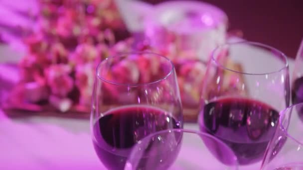 Furshet. Tabel top vol glazen wijn met canapeetjes en antipasti op de achtergrond. Champagne bubbels - Video