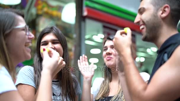 Φίλοι τρώγοντας και διασκεδάζοντας στην αγορά φρούτων στην Δημοτική αγορά (Mercado δημοτικά) στο Σάο Πάολο, Βραζιλία - Πλάνα, βίντεο