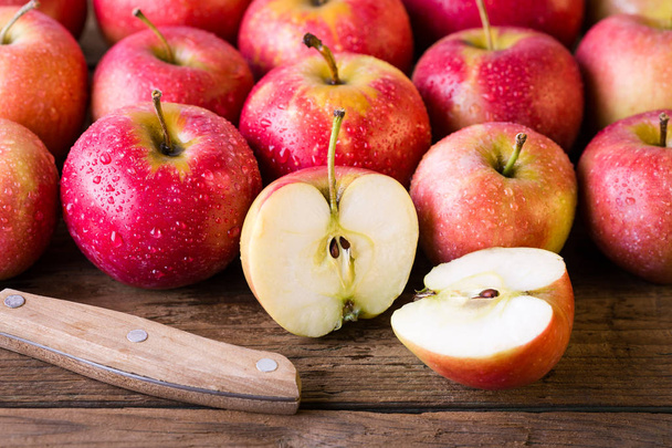 červená, jablka, dřevěné pozadí - Fotografie, Obrázek