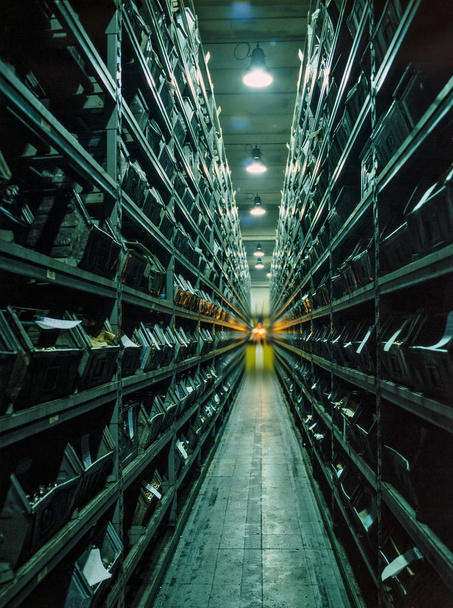 Prospettiva profonda del corridoio del magazzino industriale con carrello elevatore
 - Foto, immagini