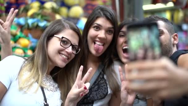 Vrienden nemen van een selfie met mobile in voedselmarkt - Camera Pov - Video