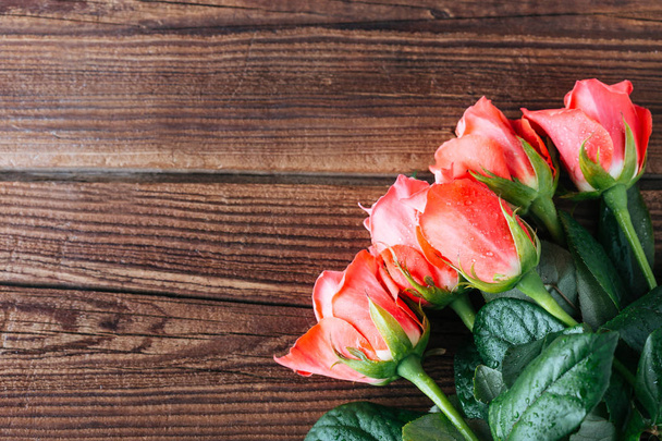 róże na podłoże drewniane, pocztówka - Zdjęcie, obraz