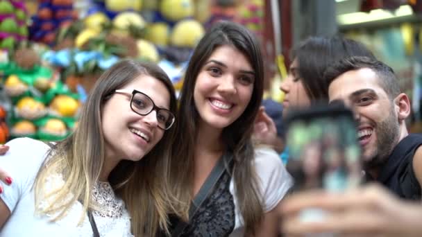 Vrienden nemen van een selfie met mobile in een gemeentelijke markt, Sao Paulo, Brazilië - Video