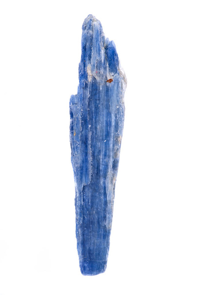 Lâmina de Kyanite azul semi-translúcida de qualidade gem do Brasil, isolada sobre fundo branco
 - Foto, Imagem