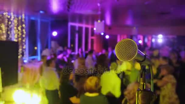 Micrófono sobre la sala de conferencias borrosa abstracta o fondo de banquete de boda
 - Imágenes, Vídeo