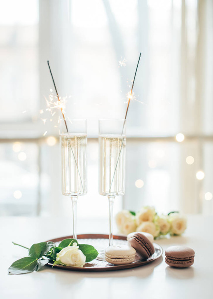 Luxurious champagne wedding party with white roses and macaron d - Photo, Image