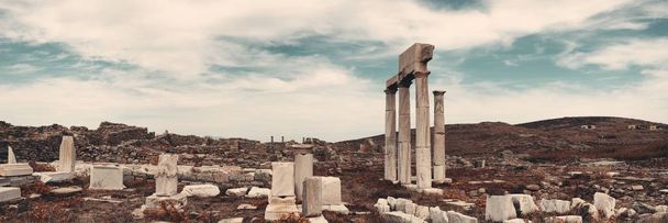 Pilari historiallisissa raunioissa Delos panoraamassa
 - Valokuva, kuva