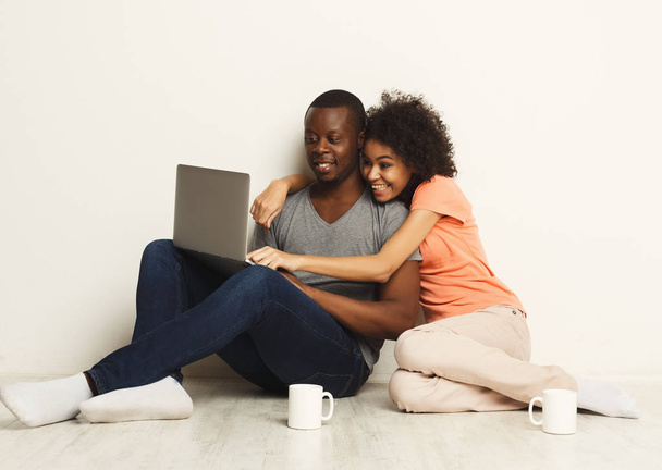 Ευτυχισμένο ζευγάρι Αφρικανικός-Αμερικανός online αγορές σε φορητό υπολογιστή - Φωτογραφία, εικόνα