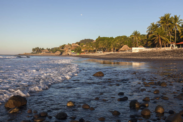 Playa El Tunco en Salvador
 - Foto, Imagen