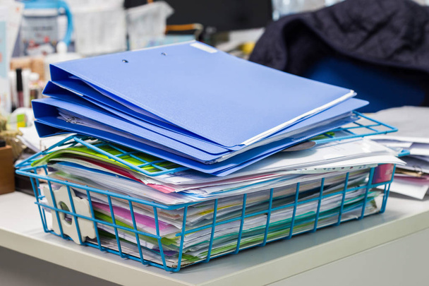 carpeta de archivos y pila de informe de negocios archivo de papel sobre la mesa en una oficina de trabajo
.  - Foto, imagen
