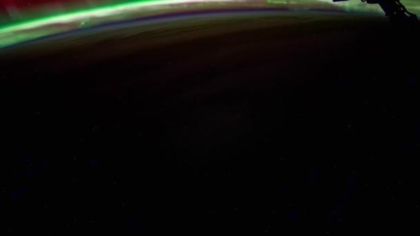 Piękne i spektakularne pomniejszyć upływ czasu, przechodząc przez Aurora Australis z satelity w przestrzeni kosmicznej. Mapy ziemi i zdjęcia dzięki uprzejmości NASA. - Materiał filmowy, wideo