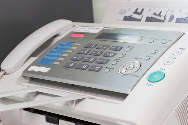 Muži používají faxový přístroj v kanceláři. obchodní koncept.  - Fotografie, Obrázek