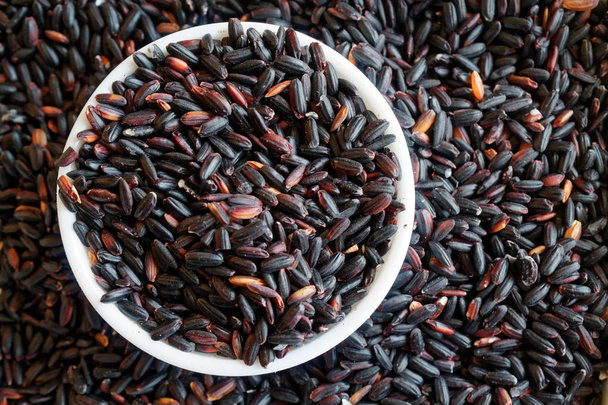 Textura de arroz negro grueso en plato blanco El concepto de una nutrición adecuada y un estilo de vida saludable. Vista superior, primer plano como fondo o textura
 - Foto, imagen