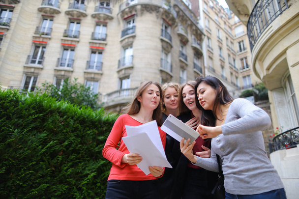 Φοιτητές απολαμβάνουν με tablet κοντά στο κτήριο του Πανεπιστημίου και να μάθουν - Φωτογραφία, εικόνα