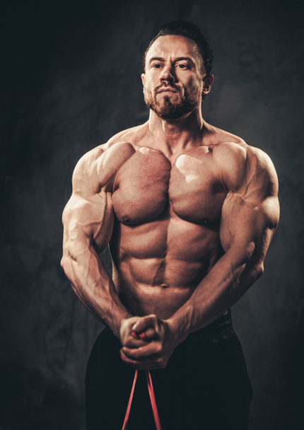 Mann zeigt seinen muskulösen Körper - Foto, Bild
