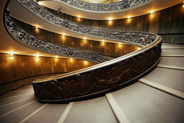 Спиральная лестница в музее Ватикана - Фото, изображение