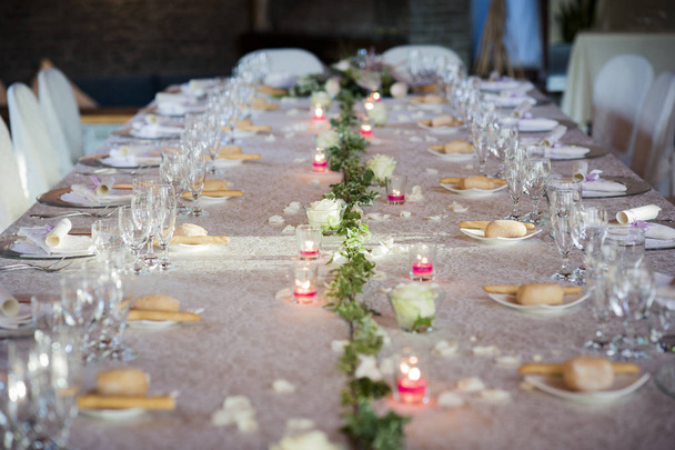 mesa de restaurante preparada para la fiesta de boda
 - Foto, imagen