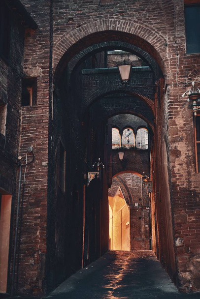 Siena street archway - Foto, immagini