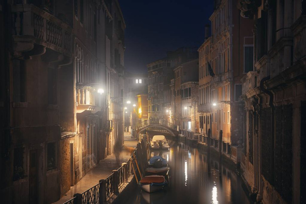 Βενετία canal ομιχλώδη νύχτα - Φωτογραφία, εικόνα