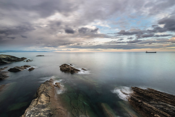 Захід сонця або більше пляжів і берегів Галичини, Іспанія, де пропонують видовище гідна захоплення на моноліти, скель, колір моря та ін. .. - Фото, зображення