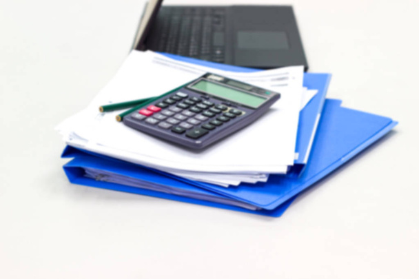 Blurred - Dossier dossier bleu avec papier, crayon, calcul sur la table dans la salle de travail, Concept d'entreprise
. - Photo, image