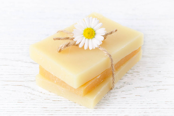 barra de jabón de manzanilla orgánica hecha a mano con flores de manzanilla frescas
 - Foto, Imagen