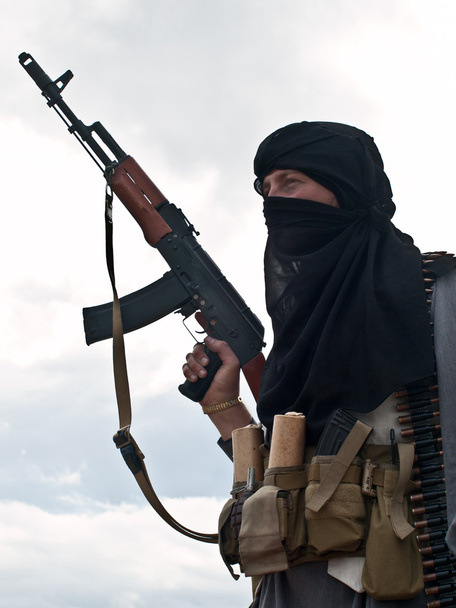 muzułmańskich rebeliantów z karabin szturmowy ak - Zdjęcie, obraz