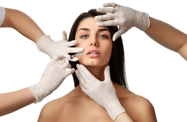 Plastiikkakirurgia kauneus käsite nuori brunette nainen kasvot ja lääkäri käsi käsine ruiskulla
 - Valokuva, kuva