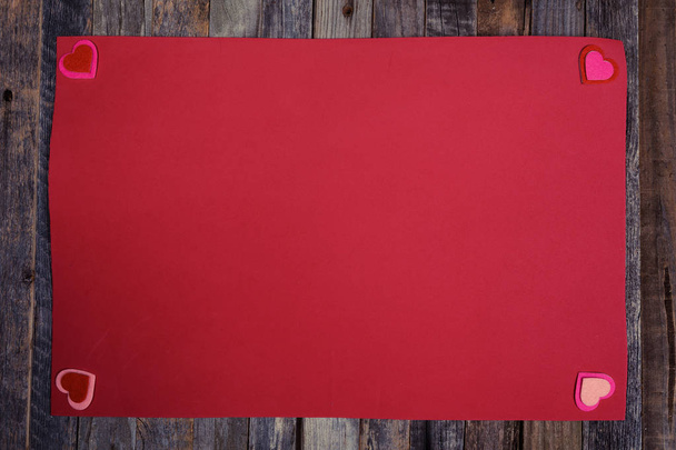 Κόκκινο χαρτί με καρδιές σε φόντο ξύλινη - Φωτογραφία, εικόνα