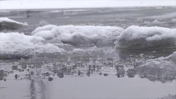 Ledové kry na vodě. Zimní krajina rybníka, plovoucí na vodě v chladném období LED - Záběry, video