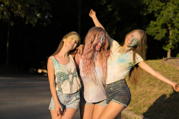 Trois femmes riantes amies célébrant le festival Holi
 - Photo, image